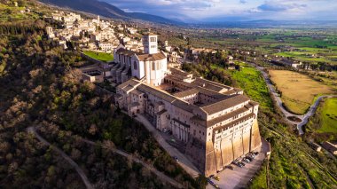 Umbria 'daki etkileyici bir ortaçağ Assisi kasabası. İtalya. Hava aracının panoramik görüntüsü. İtalya seyahati ve en iyi varış yerleri