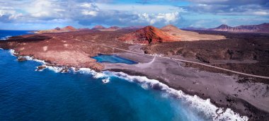 Volkanik Lanzarote Adası manzarası. Los Hervideros mağaralarının, uçurumların ve Kızıl Dağ 'ın panoramik görüntüsü. Popüler turizm merkezi Kanarya Adası