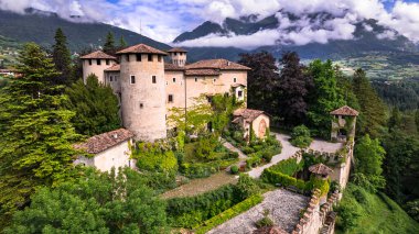 İtalya 'nın en manzaralı ortaçağ kaleleri Trentino bölgesindeki Castel Campo, Trento bölgesi. Hava aracı görünümü