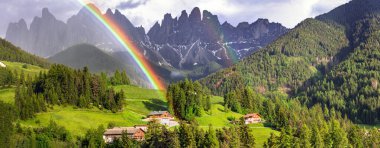 Majestic Dolomites kayaları - Alplerdeki en güzel dağlar, UNESCO sitesi. Gökkuşağıyla eşsiz bir atış. Güzel vadi Val di Funes Güney Tyrol, İtalya