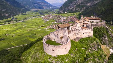Castel Beseno hava aracı panoramik görünümü - Trento bölgesindeki İtalya 'nın en ünlü ve etkileyici ortaçağ kaleleri, Trentino bölgesi