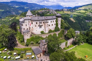 Kuzey İtalya 'nın güzel ortaçağ kaleleri, Alto Adige Güney Tyrol bölgesi. Presule kalesi, hava aracı yüksek açılı görüş