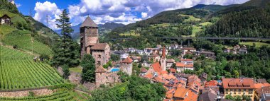 Kuzey İtalya 'nın güzel manzaralı yerleri. Büyüleyici köy Chiusa. Ortaçağ şatosu Branzoll ile panoramik areryal görüş. Güney Tyrol, Bolzano Eyaleti