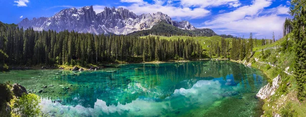 Paesaggio Naturale Idilliaco Lago Montagna Turchese Carezza Circondato Rocce Dolomitiche — Foto Stock