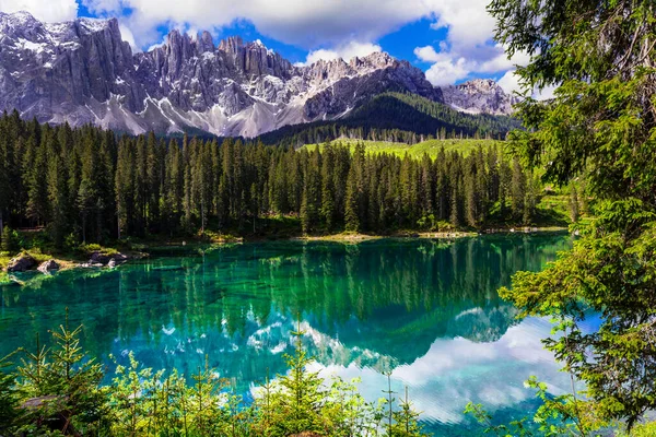Paesaggio Naturale Idilliaco Lago Montagna Turchese Carezza Circondato Rocce Dolomitiche — Foto Stock