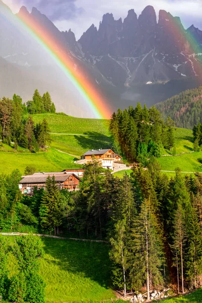 令人震惊的白云岩 阿尔卑斯山上最美丽的山 联合国教科文组织所在地 独特的彩虹射击 意大利南蒂罗尔美丽的Val Funes山谷 — 图库照片