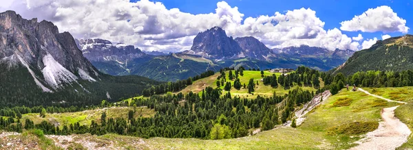 아름다운 알프스 산맥의 파노라마인 가데나 리조트는 이탈리아 티롤에 알프스의 — 스톡 사진