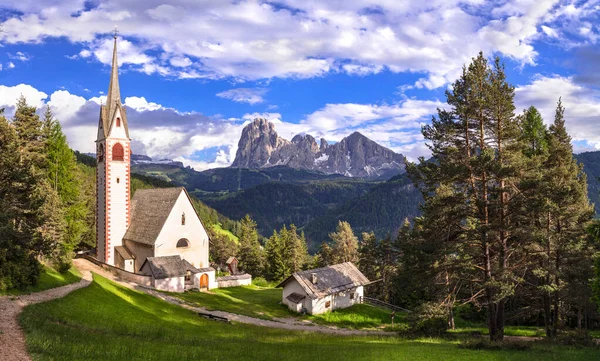 迷人的阿尔卑斯山风景 美丽的白云山 观光师村附近的San Giacomo教堂 Val Gardena South Tyrol Italy — 图库照片