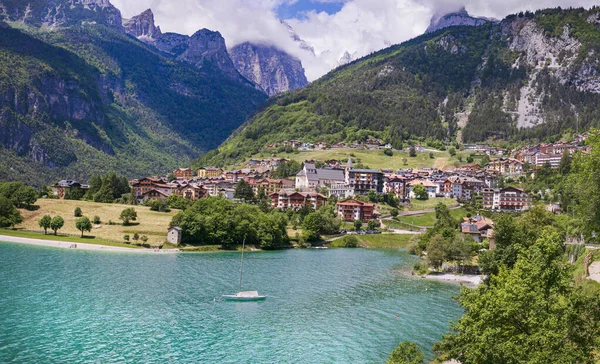 意大利北部最风景秀丽的山地湖泊 特伦蒂诺阿尔托阿迪热地区特伦托美丽的Molveno — 图库照片