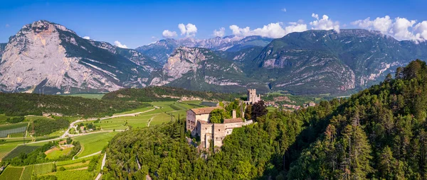 意大利旅游目的地 特伦蒂诺阿尔托阿迪热地区著名的中世纪城堡马德鲁佐 空中全景无人驾驶飞机视图 — 图库照片