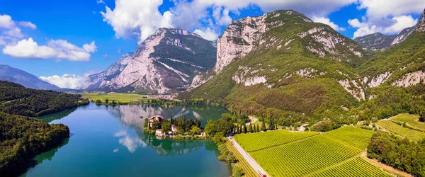 美丽的托夫里诺湖被认为是意大利特伦蒂诺最浪漫的湖泊之一 带有中世纪城堡的空中无人机全景 萨尔卡谷 — 图库照片