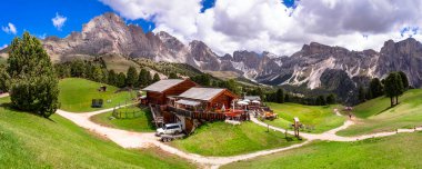 Dağlık doğa manzarası. Kuzey İtalya 'daki güney Tyrol' daki Cortina d 'ampezzo kayak merkezinin güzel Alpler dağlarının nefes kesici manzarası..