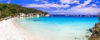 Yunanistan. Antipaxos Adası. Muhteşem beyaz plajları ve tiroz denizi olan küçük, güzel bir iyon adası. Muhteşem Voutoumi plajı manzarası