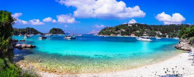 Güzel küçük iyon adası Paxos. Muhteşem manzaralı sahil manzarası ve yelkenli tekneli Lakka Körfezi. Yunanistan seyahat
