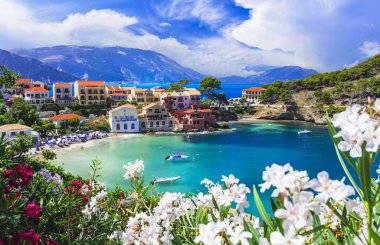 Yunanistan 'ın en güzel geleneksel Yunan köylerinden biri - Kefalonia' daki manzaralı Assos (Cephalonia) İyon adaları, Yunanistan 'daki popüler turizm beldesi