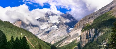 İsviçre manzaralı yerler. Resimli Kanderseg köyü, etkileyici Alp dağlarının manzarası. Bern Kantonu
