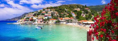 Yunanistan 'ın en güzel geleneksel Yunan köylerinden biri - Kefalonia' daki manzaralı Assos (Cephalonia) İyon adaları, Yunanistan 'daki popüler turizm beldesi