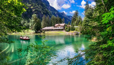 İnanılmaz İsviçre dağ gölleri. Temiz suyla muhteşem peri masalı Blausee gölü. Kandersteg köyü yakınlarında. İsviçre gezisi ve manzarası