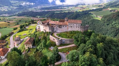 Kuzey İtalya 'nın ortaçağ kaleleri. Stenico Kalesi ve köy. Trentino bölgesi, Trento ili. Hava aracı yüksek açı görüntüsü