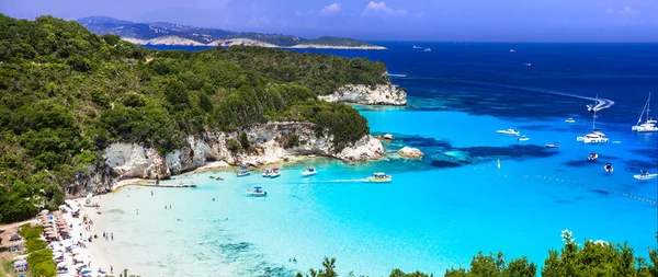 Yunanistan. Antipaxos Adası. Muhteşem beyaz plajları ve tiroz denizi olan küçük, güzel bir iyon adası. Muhteşem Voutoumi plajı manzarası