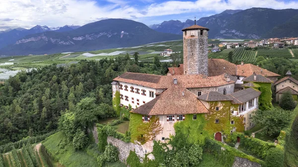 Medeltida Vackra Slott Norra Italien Natursköna Valer Slott Bland Äppelträd — Stockfoto