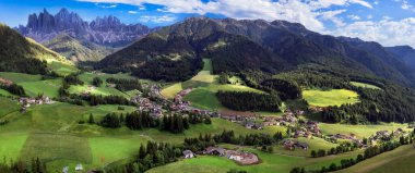 İtalya 'nın güneyindeki Alpler' de nefes kesici Dolomitler 'in göz kamaştırıcı Alp manzarası. Val di Funes ve Maddalena köyünün hava manzarası