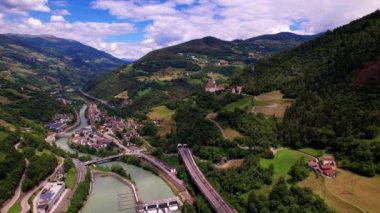 Kuzey İtalya 'nın tarihi ortaçağ kaleleri, Güney Tyrol' daki Isarco vadisinde yer alan Castel Forte veya Trostburg. Hava aracı videosu