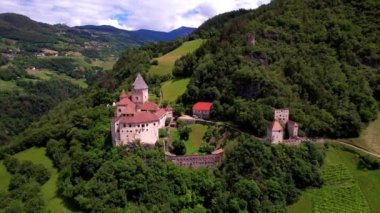 Kuzey İtalya 'nın tarihi ortaçağ kaleleri, Güney Tyrol' daki Isarco vadisinde yer alan Castel Forte veya Trostburg. Hava aracı videosu