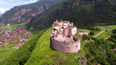 Trento bölgesindeki İtalya 'nın en ünlü ve etkileyici ortaçağ şatolarından Castel Beseno hava aracı 4K' da uçuyor.