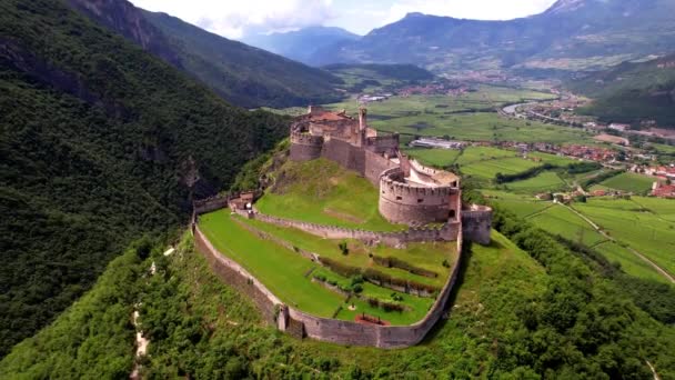 4Kでカステルベセノ空中ドローンオーバーフライト トレント県 トレンティーノ地域でイタリアの最も有名で印象的な中世の城 — ストック動画