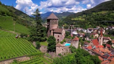 Kuzey İtalya 'nın güzel manzaralı yerleri. Büyüleyici Chiusa köyü ve Sabiona manastırı Dolomites dağlarıyla çevrili. Atardamar görüntüsü. Valle Isarco, Trentino Alto Adige 'de.