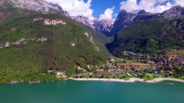 Kuzey İtalya 'daki en manzaralı dağ gölleri Trento' daki güzel Molveno, Trentino Alto Adige bölgesi. yüksek açılı hava aracı görünümü