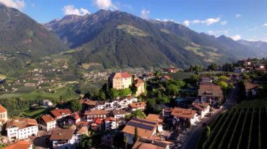 Kuzey İtalya 'da turizm. Trentino 'daki Merano kasabası yakınlarındaki Schenna köyü (Scena) - Alto Adige bölgesi. yüksek açılı hava aracı görünümü 