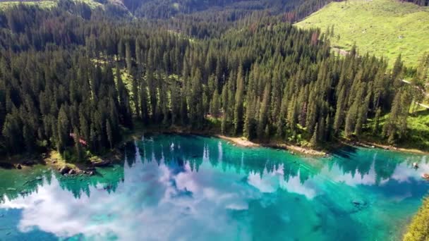 Idylliczna Sceneria Przyrody Trasparent Górskie Jezioro Carezza Otoczone Skałami Dolomitów — Wideo stockowe