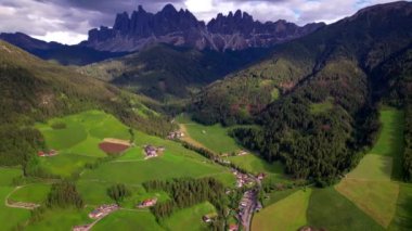 İtalya Alpleri, Güney Tyrol Alto adige, İtalya 'da nefes kesen Dolomitlerin nefes kesici Alp manzarası. Val di Funes ve ikonik köy Santa Maddalena 'nın hava manzarası