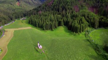 İtalya Alpleri, Güney Tyrol Alto adige, İtalya 'da nefes kesen Dolomitlerin nefes kesici Alp manzarası. Val di Funes ve ikonik köy Santa Maddalena 'nın hava manzarası