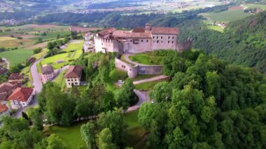 Kuzey İtalya 'nın ortaçağ kaleleri. Stenico Kalesi ve pitoresk köy. Trentino bölgesi, Trento ili. Hava İHA 'sı