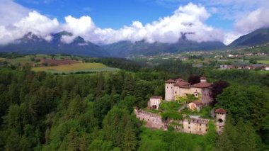 İtalya 'nın en manzaralı ortaçağ kaleleri Trentino bölgesindeki Castel Campo, Trento bölgesi. Hava aracı görünümü