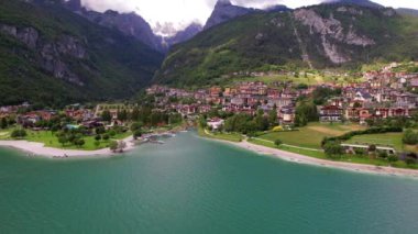 Kuzey İtalya 'daki en manzaralı dağ gölleri Trento' daki güzel Molveno, Trentino Alto Adige bölgesi. yüksek açılı hava aracı videosu