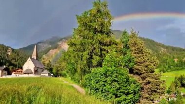 Nefes kesen Dolomitler Alpler 'deki en güzel dağlar, UNESCO sitesi. Gökkuşaklı eşsiz bir video. Güney Tyrol, İtalya 'daki güzel vadi Val di Funes. Alp doğası manzarası