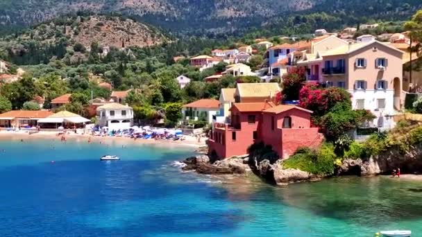 最も美しい伝統的なギリシャの村の1つ ケファロニアの風光明媚なアソス セファロニア イオニアの島々 ギリシャで人気のある観光地 — ストック動画