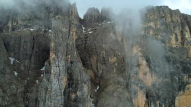 Güzel Alpler Dağları 'nın nefes kesici manzarası Dolomitler, Val Gardena. Havadan insansız hava aracı. Kuzey İtalya. Alp doğası manzarası