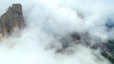 Güzel Alpler Dağları 'nın nefes kesici manzarası Dolomitler, Val Gardena. Havadan insansız hava aracı. Kuzey İtalya. Alp doğası manzarası