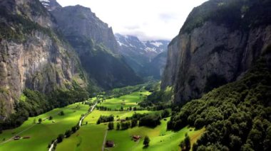 İsviçre doğası ve seyahat. Alp manzarası. Alplerle çevrili geleneksel dağ köyü Lauterbrunnen şelaleleri. Canton Berne 'de popüler bir turizm merkezi. Hava aracı görünümü 
