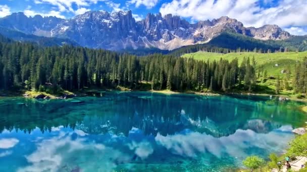 Idylliczna Sceneria Przyrody Trasparent Górskie Jezioro Carezza Otoczone Skałami Dolomitów — Wideo stockowe