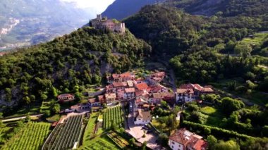 İtalya 'nın seyahat yerleri. Ortaçağ kalesi Madruzzo ve Trentino Alto Adige bölgesindeki Trento köyü. Yüksek açılı insansız hava aracı videosu