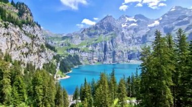 Idyllic İsviçre 'nin Oeschinensee Dağı (Oeschinen), Kandersteg köyü yakınlarındaki Alp dağlarının turkuaz suyu ve karlı zirveleriyle. İsviçre doğası ve seyahat