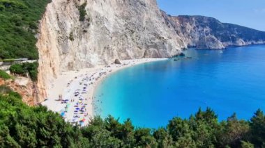 Yunanistan 'ın en güzel plajları, Lefkada' daki Porto Katsiki. İyon adaları, Yunan yaz mevsimi. 4k video
