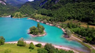 İtalya 'nın Trentino bölgesinde, Alp Dağları tarafından çevrelenmiş muhteşem bir turkuaz göl olan Tenno. Küçük adalı hava aracı videosu