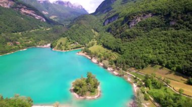 İtalya 'nın Trentino bölgesinde, Alp Dağları tarafından çevrelenmiş muhteşem bir turkuaz göl olan Tenno. Küçük adalı hava aracı videosu